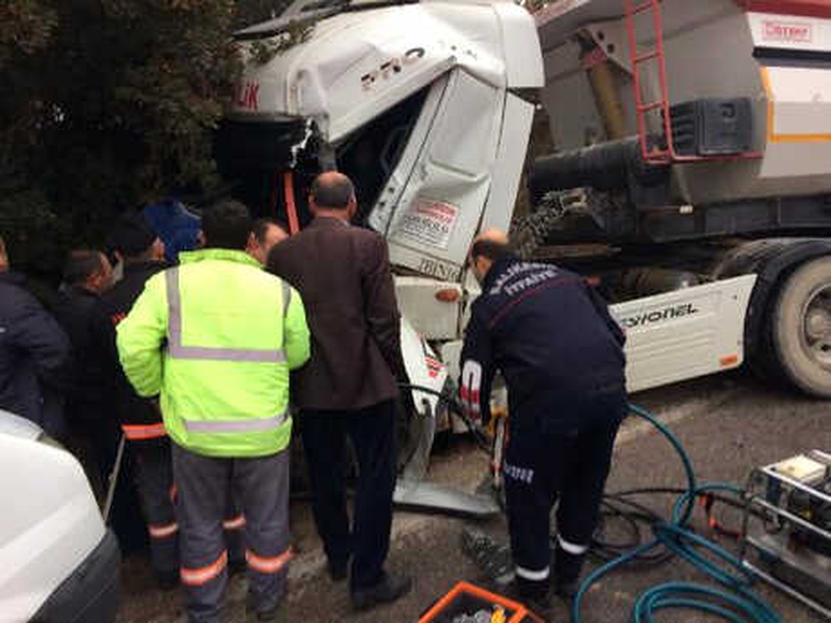 Kamyona Çarpan Tır\'daki 2 Kişi Yaralandı