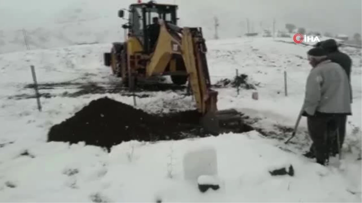 Kar Yağışıyla Köylülerin Açamadığı Mezarı Özel İdare Ekipleri Açtı