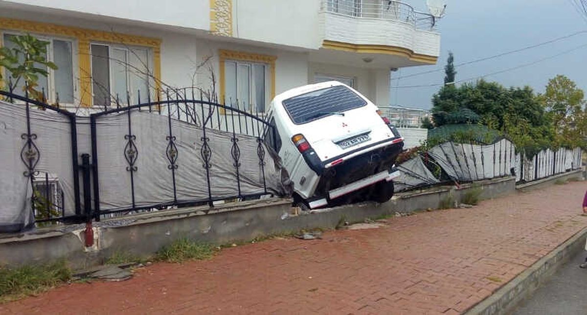 Kontrolden Çıkan Midibüs Bahçe Duvarında Asılı Kaldı