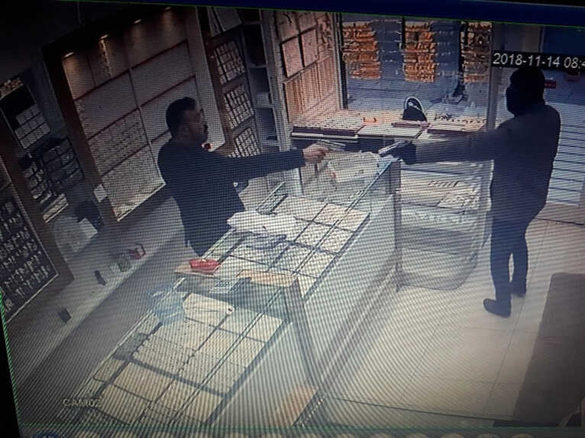 Kuyumcu Silahlı Soyguncuyu Silahla Ateş Ederek Püskürttü