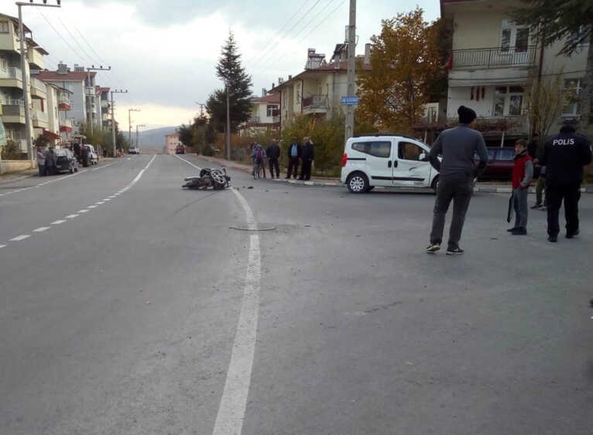 Motosikletle Hafif Ticari Araç Çarpıştı: 2 Yaralı