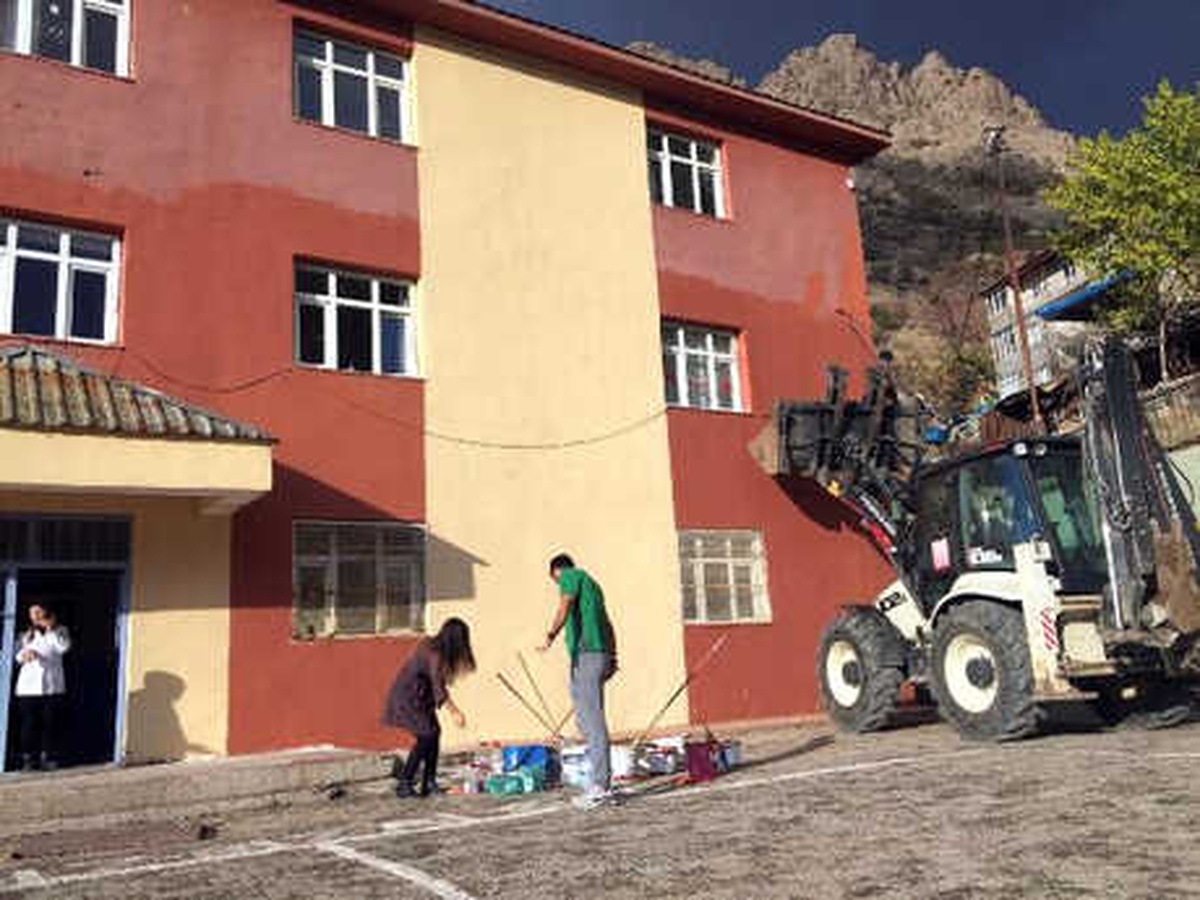 Okulda İş Makinesi ile Boya Yaptılar