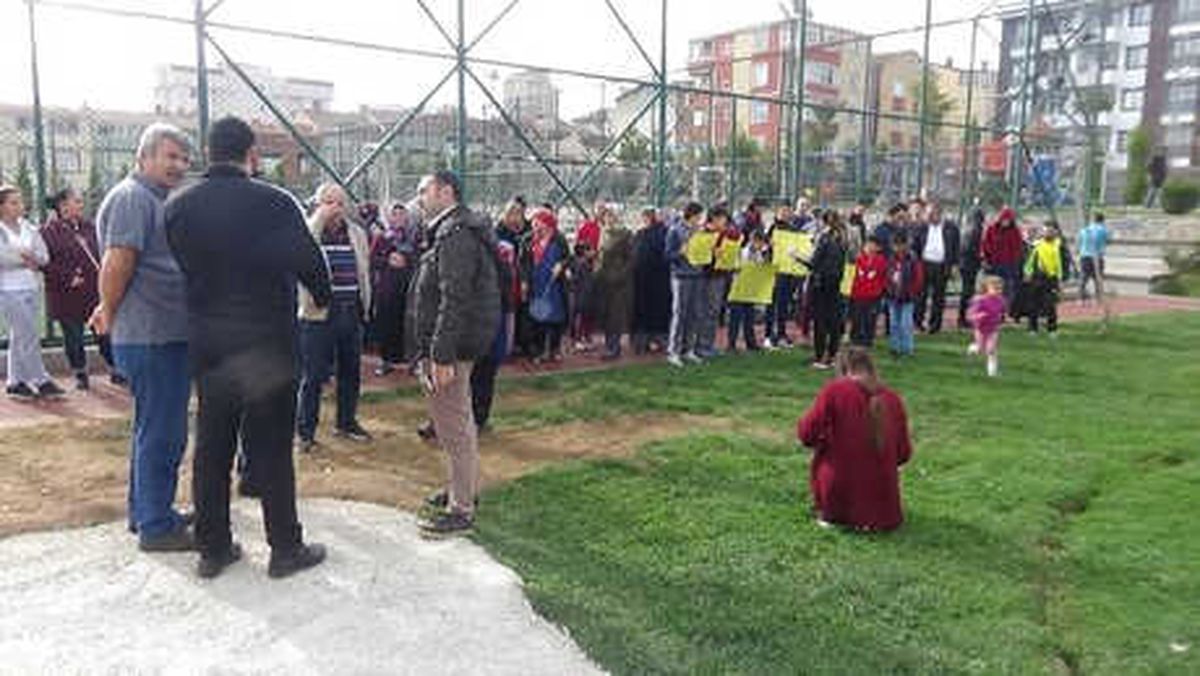 Pendik\'te Parkta Baz İstasyonu Kurulduğu İddiası Mahalleliyi Sokağa Döktü