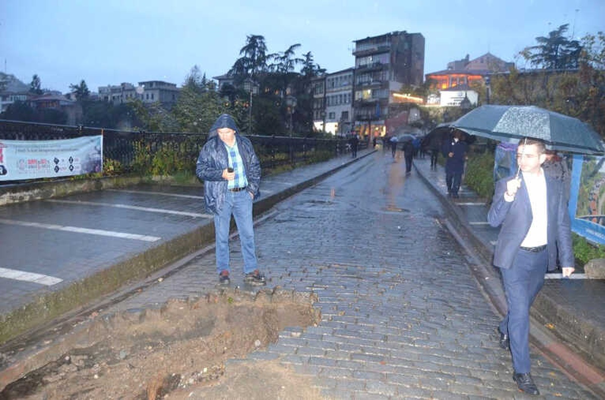 Su Borusu Patladı, Yolun Bir Kısmı Çöktü