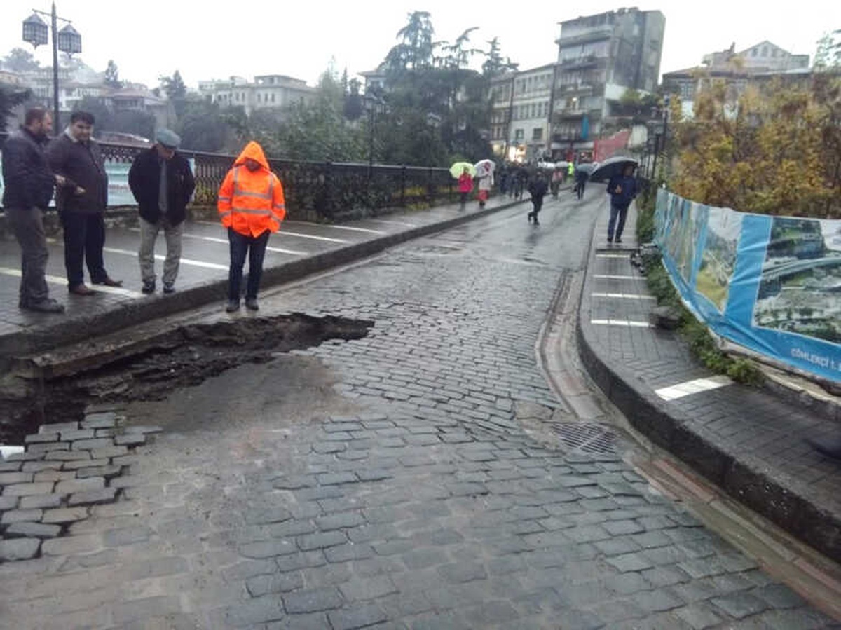 Tabakhane Köprüsü\'nün Çıkışında Yol Çöktü