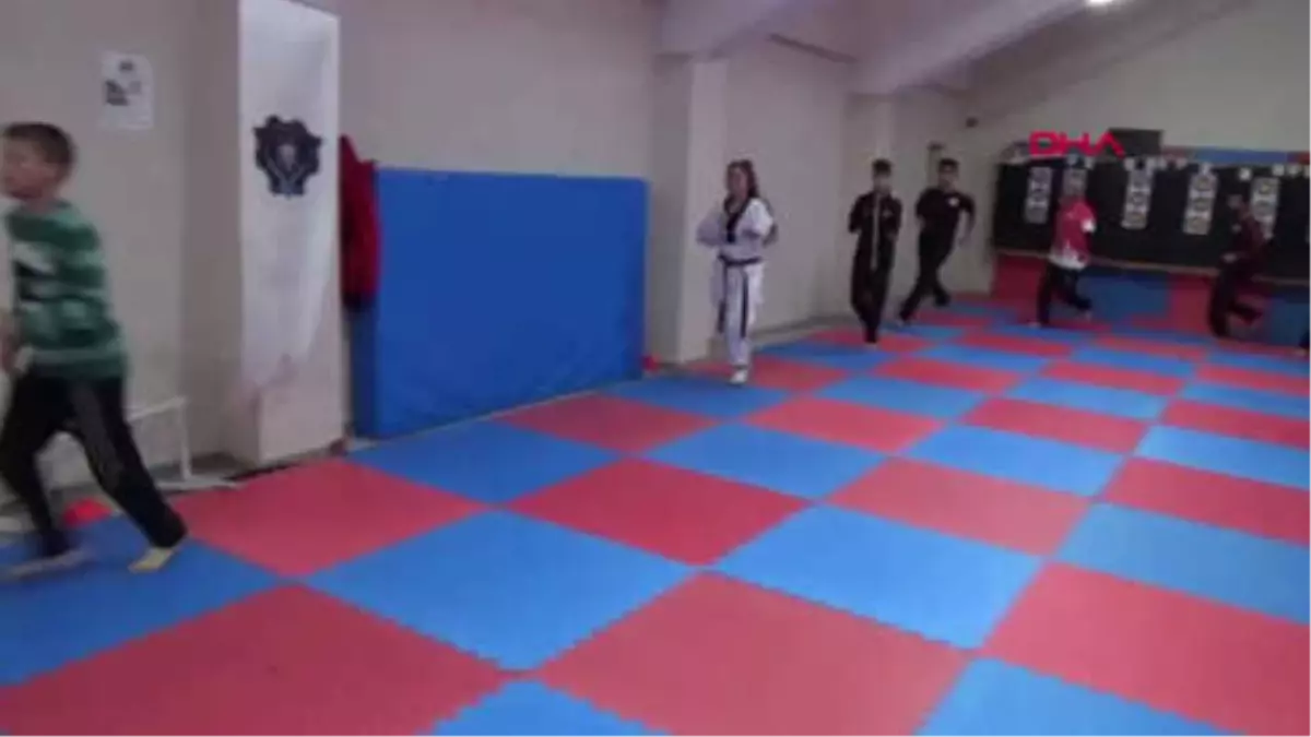 Tek Kollu Para-Taekwondocu Büşra\'nın Hedefi Büyük