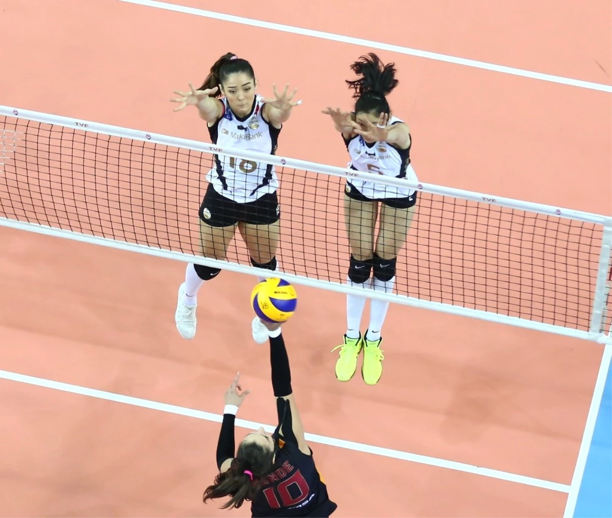 Vakıfbank, Galatasaray\'a Set Vermedi