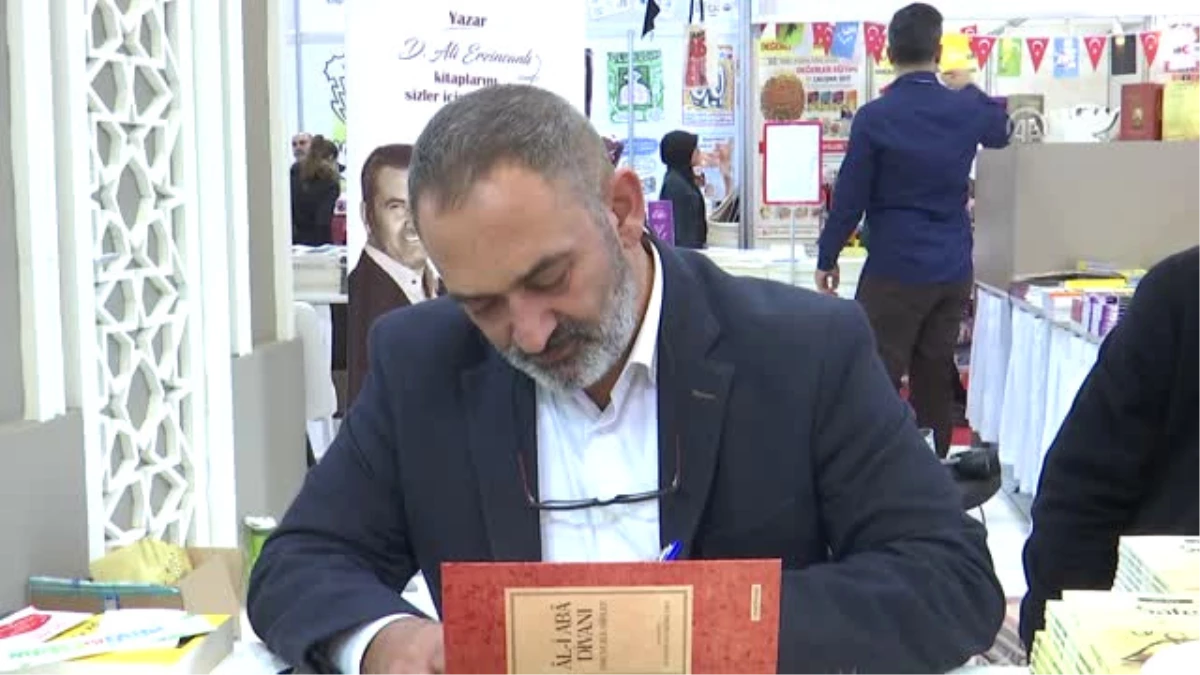 Yazarlar Tüyap\'ta Kitaplarını İmzaladı - İstanbul
