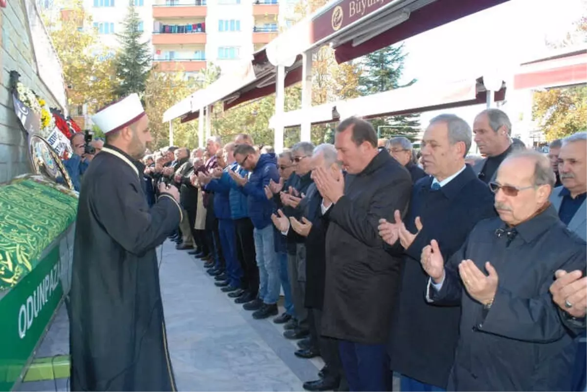 Yılmaz Karaca\'nın Annesi Son Yolculuğuna Uğurlandı