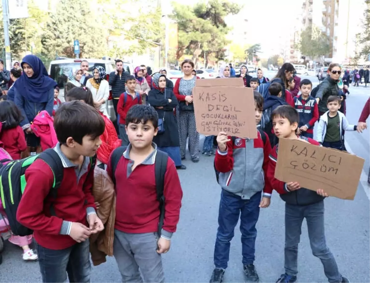 Yol Kapatıp Yaya Geçidi İstediler