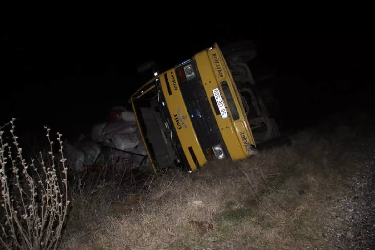 Yoldan Çıkan Kamyonun Sürücüsü Hastaneye Kaldırıldı