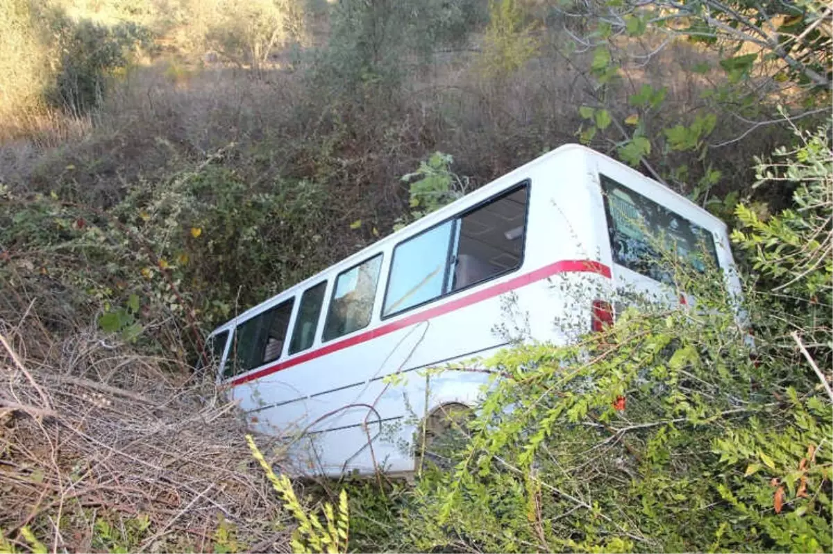 Yoldan Çıkan Öğrenci Servisi 150 Metrelik Şarampole İnip Yan Yattı: 3 Yaralı