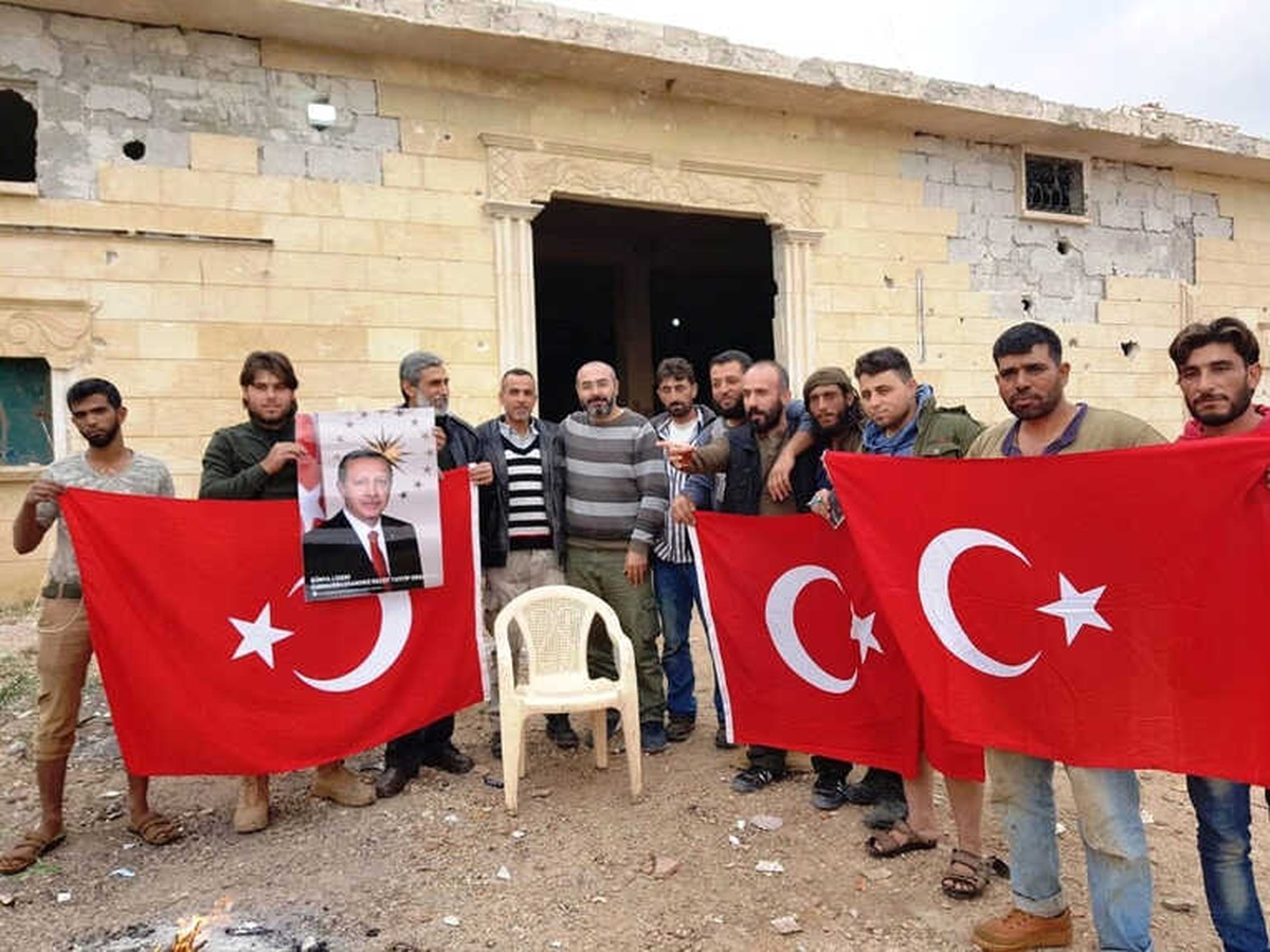 Zihni Şahin\'den Afrin\'e Türk Bayrağı ve Erdoğan Posteri