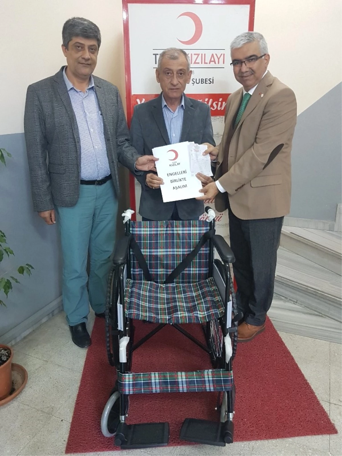 Aladağ Ailesinden Kızılay\'a Tekerlekli Sandalye Bağışı