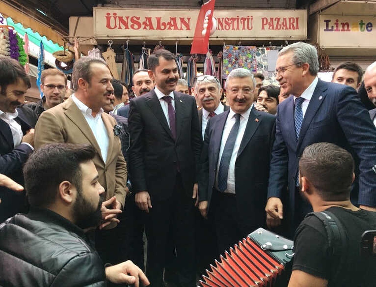Bakan Kurum, Sokak Müzisyenleriyle Türkü Söyledi