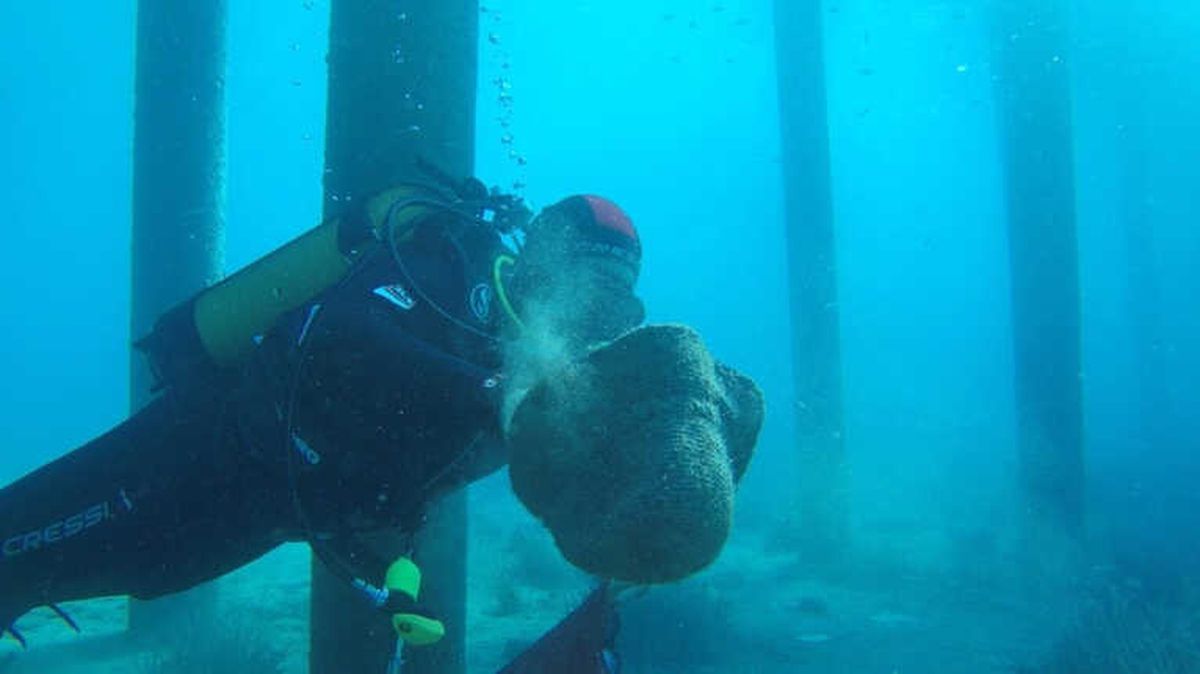 Belediye Dalgıçları Kumbahçe İskele ve Liman Çevresini Temizledi