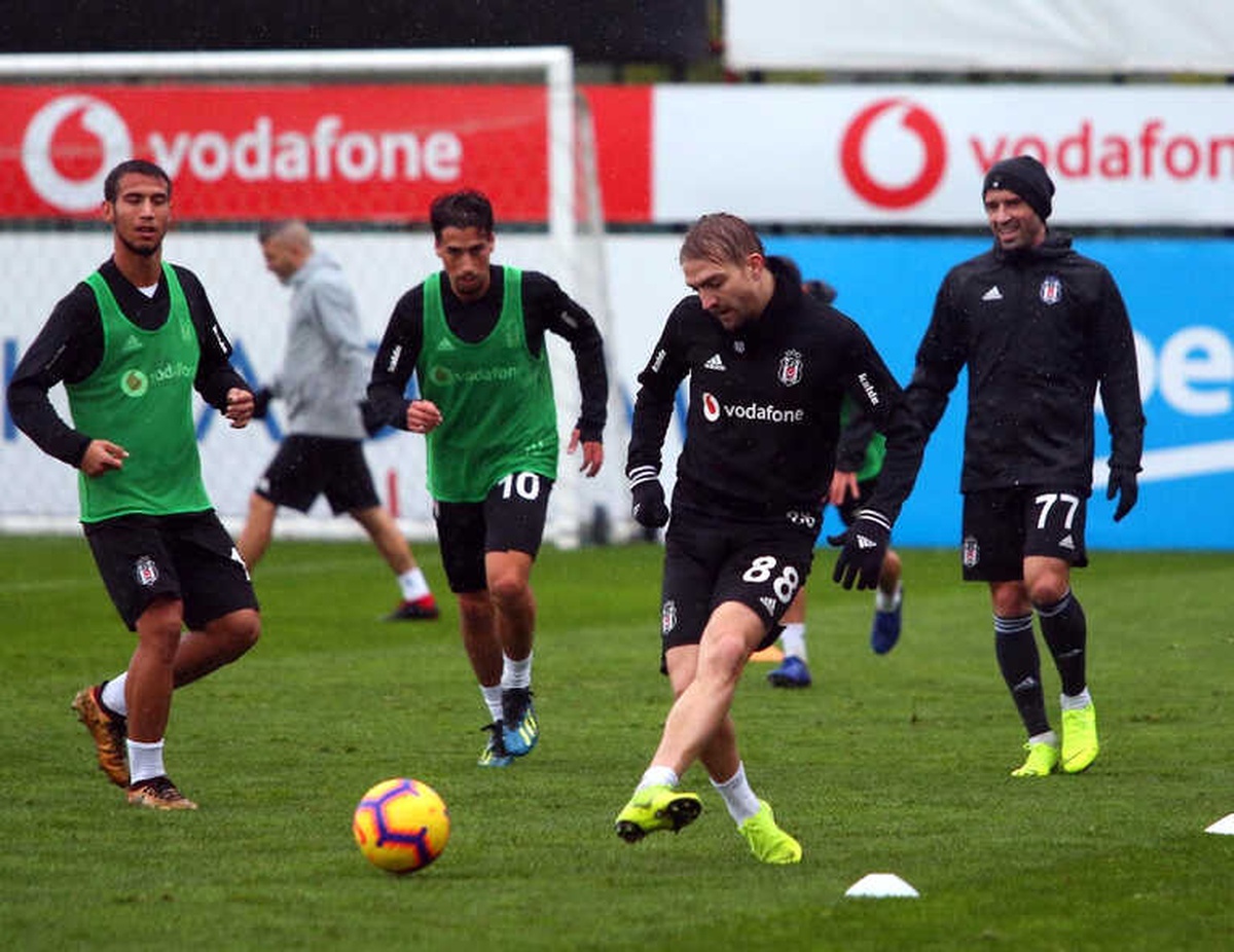 Beşiktaş Sağanak Yağmur Altında Çalıştı