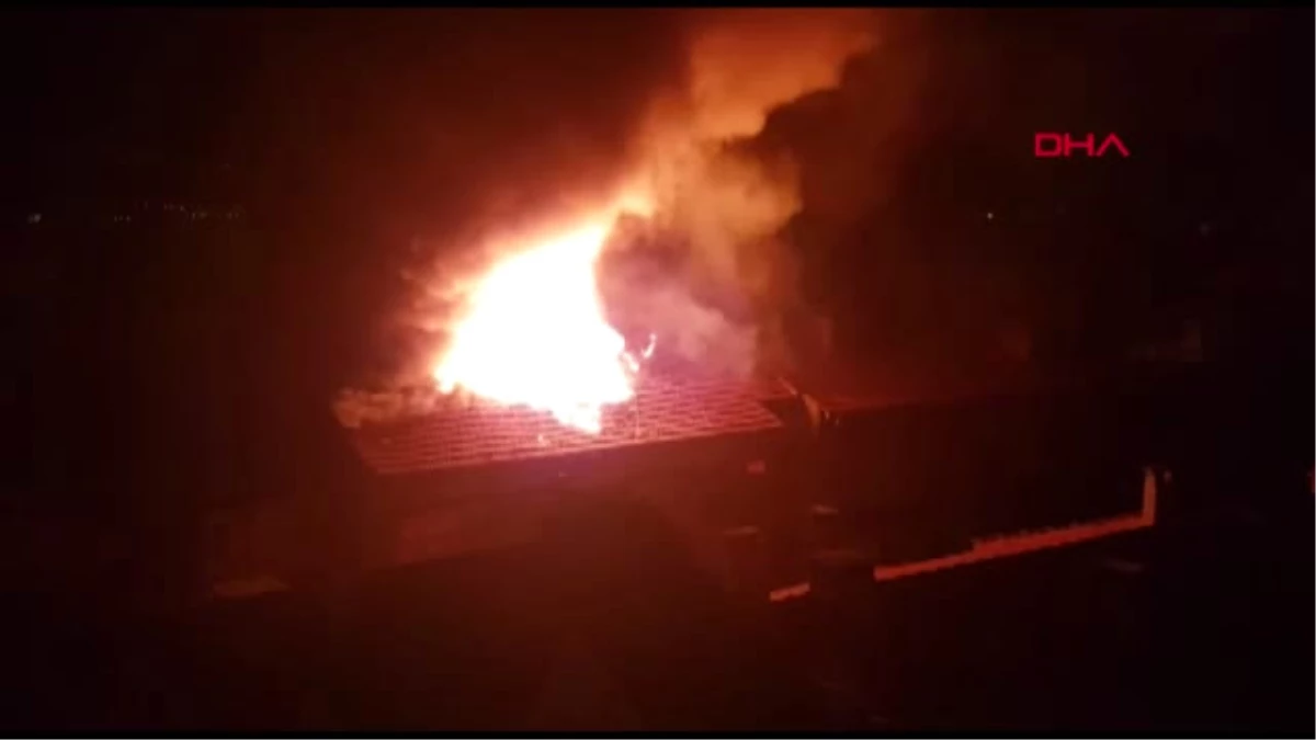 Bursa İnegöl\'de 4 Katlı Binanın Çatısında Yangın Çıktı