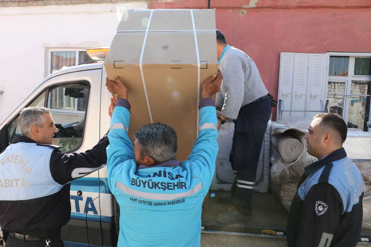 Büyükşehir\'in Sosyal Yardımları Saruhanlı\'nın Yüzünü Güldürdü