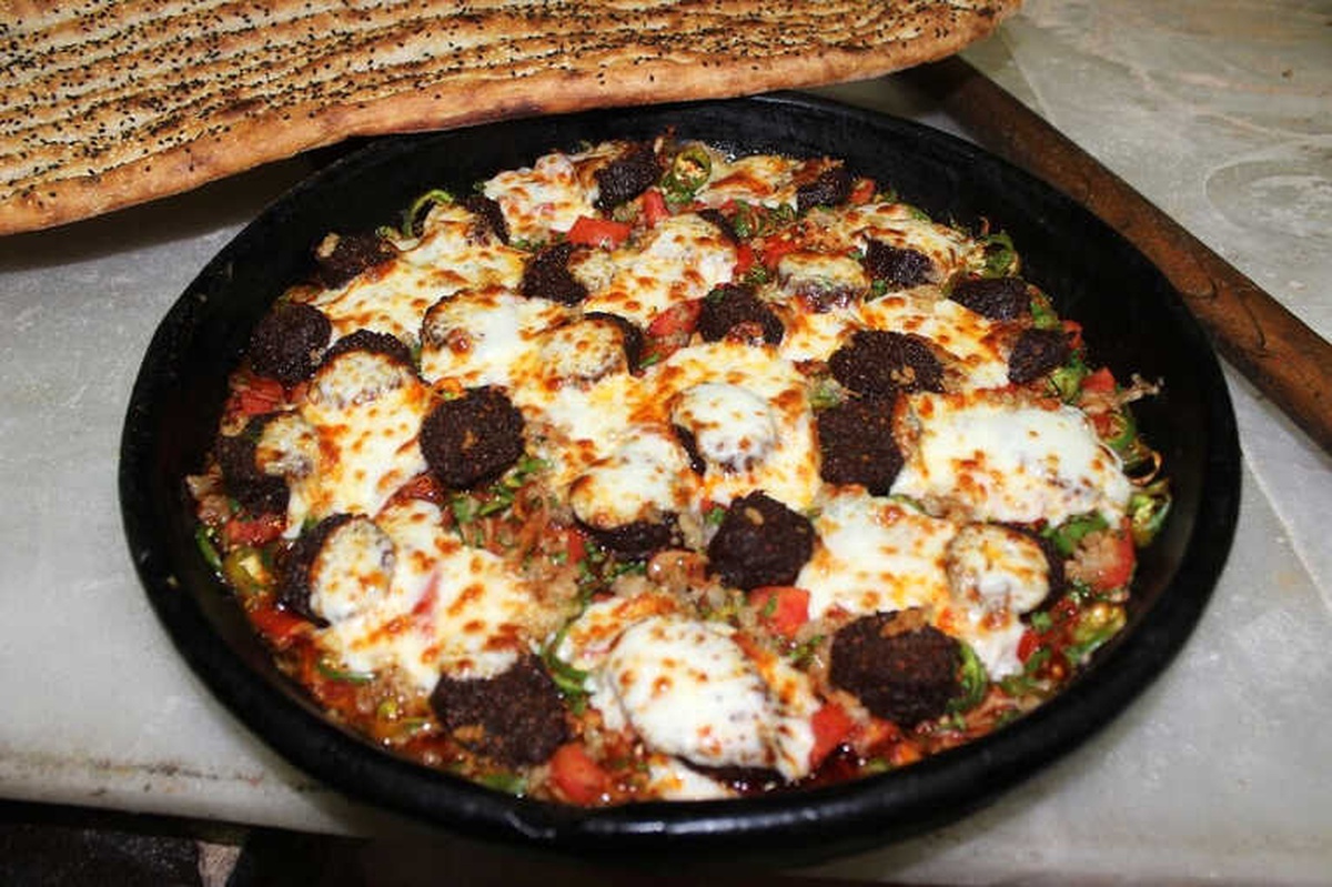 Gastronomi Şehri Hatay\'a Yeni Lezzet: "Kiremitte Kaşarlı Sucuk"