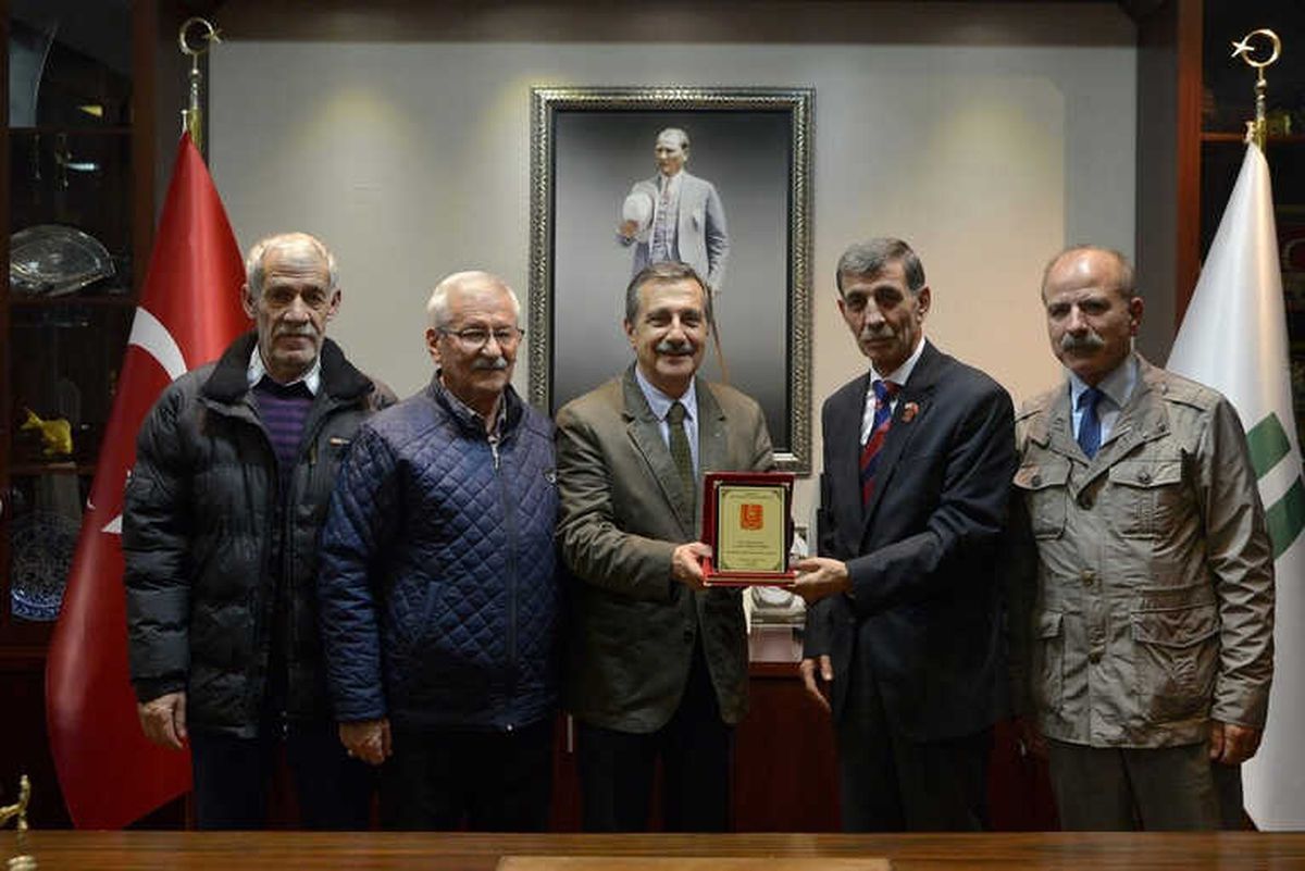 Gazilerden Başkan Ataç\'a Teşekkür Plaketi