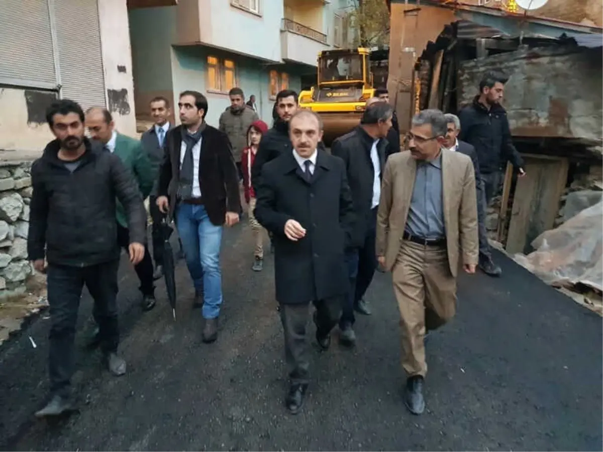 Hakkari\'de Yol Asfaltlama Çalışması