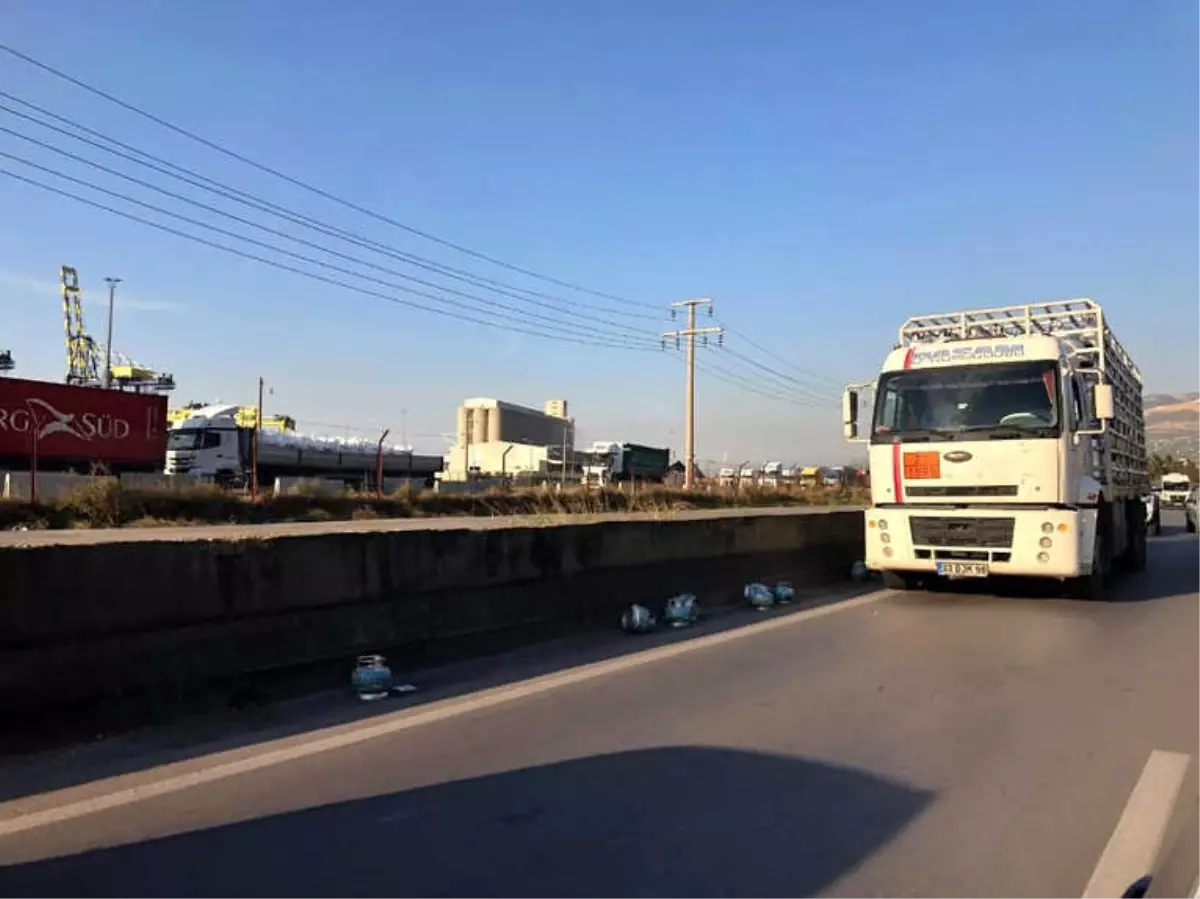 İskenderun Adana Yolunda Piknik Tüpleri Yola Savruldu