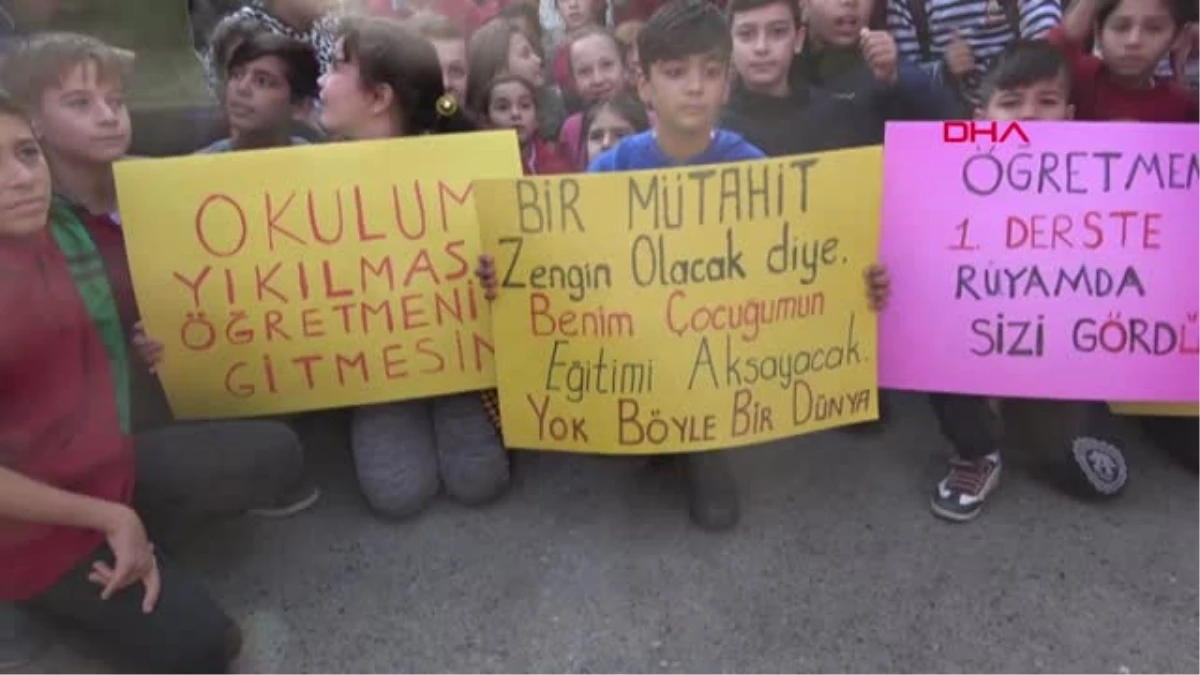 İzmir Okullarının Yıkılmasını İstemeyen Veli ve Öğretmenler Eylem Yaptı