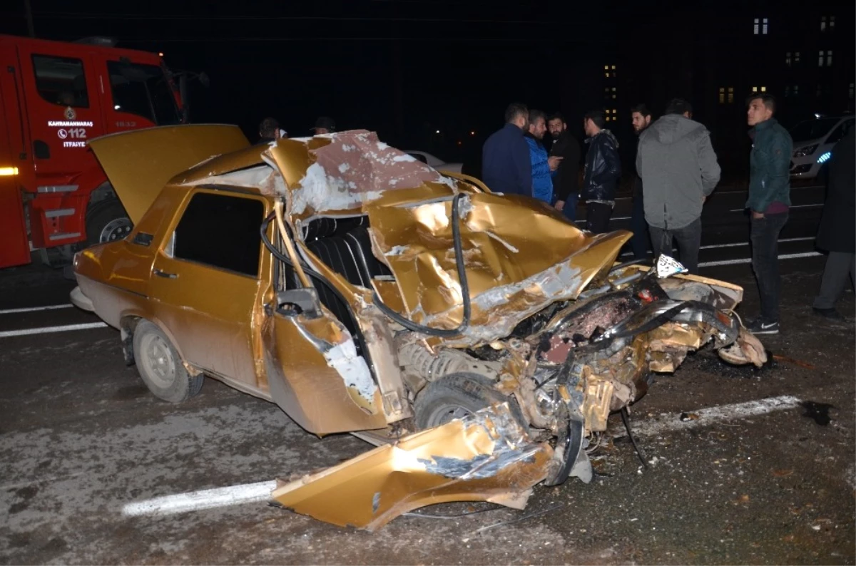 Kağıt Gibi Ezilen Otomobilden Yaralı Kurtuldu