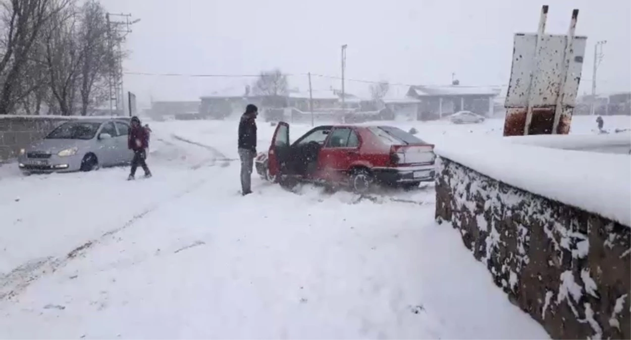 Kars\'ta Kar ve Tipiden 71 Köy Yolu Ulaşıma Kapandı