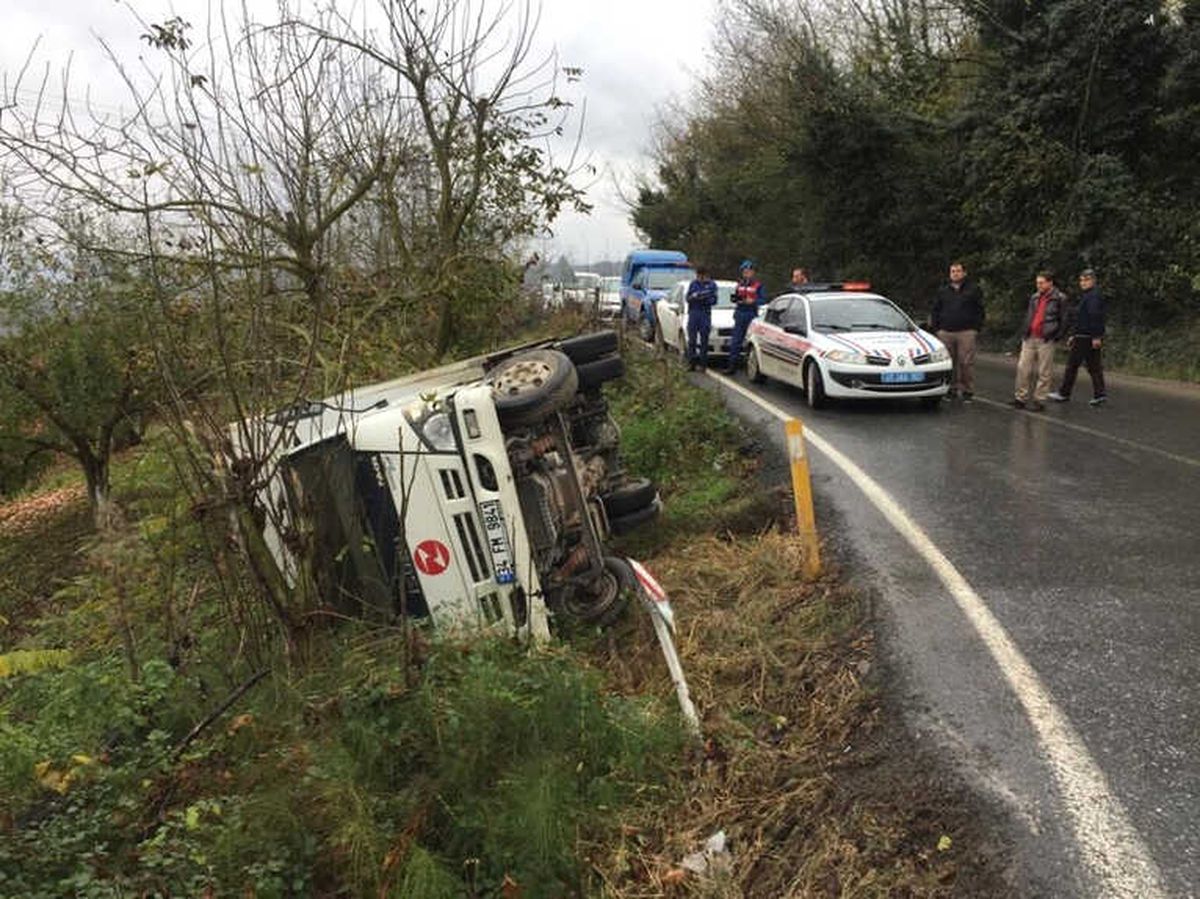 Kontrolden Çıkan Kamyon Devrildi: 2 Yaralı