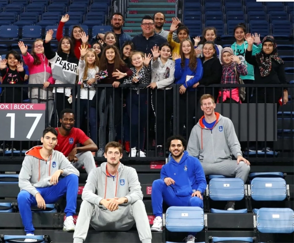 Minik Basketbolcular Anadolu Efes Oyuncuları ile Tanışma İmkanı Buldu