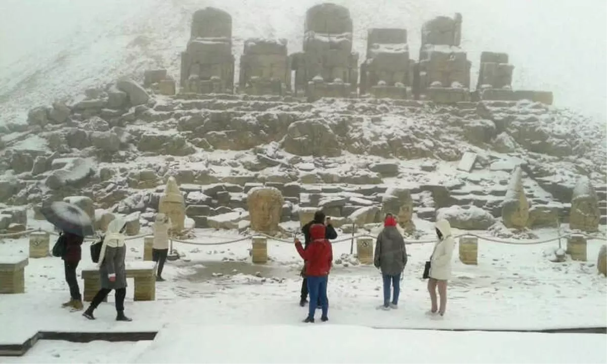 Nemrut Dağı\'nda Turistlere Tipi ve Sis Engeli