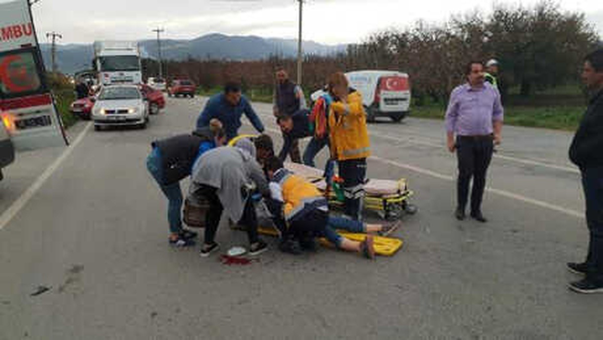 Otomobil ile Çarpışan Motosikletteki 2 Kişi Yaralandı