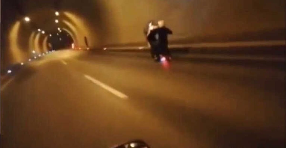 İstanbul\'da Tünelde Tek Teker Giden Motosikletlinin Kaza Yaptığı Anlar Kamerada