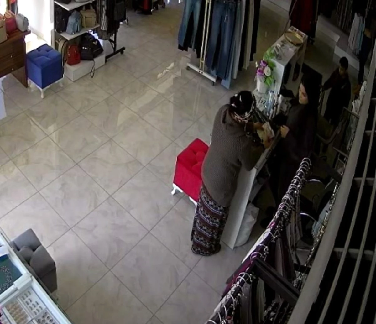 Ufak Çocuğu ile Birlikte Hırsızlık Yapan Sözde "Anne" Kamerada