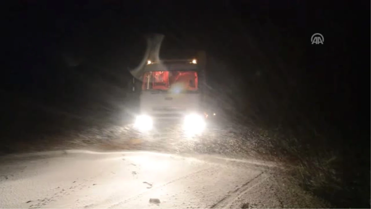 Tendürek Geçidi\'nde Kar Yağışı ve Tipi Nedeniyle Araçlar Mahsur Kaldı