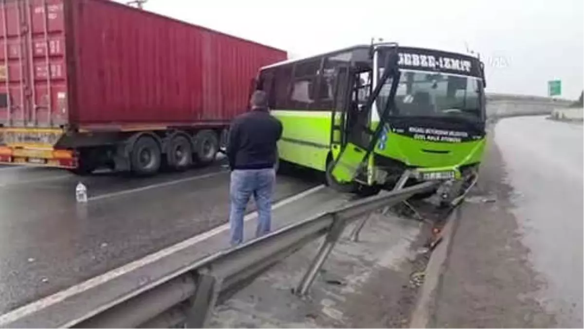 Tır ile Midibüs Çarpıştı: 9 Yaralı