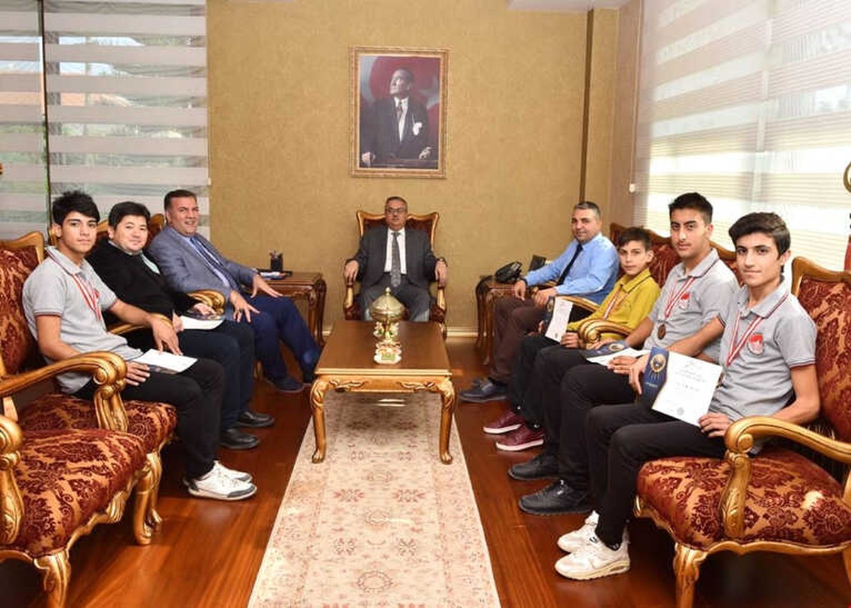 Vali Su, Bilim Yarışmasında Dereceye Giren Öğrencileri Kabul Etti