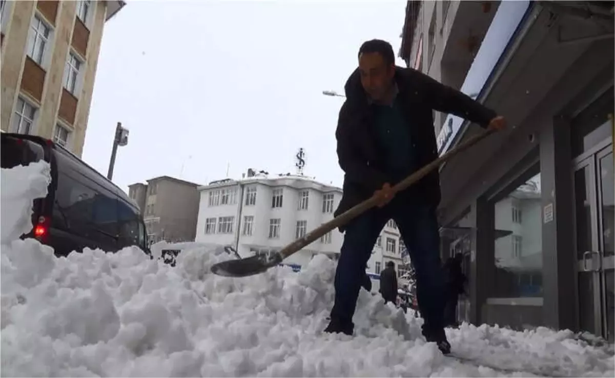 Yarım Metre Kar Yağdı, Araçlar Yolda Kaldı