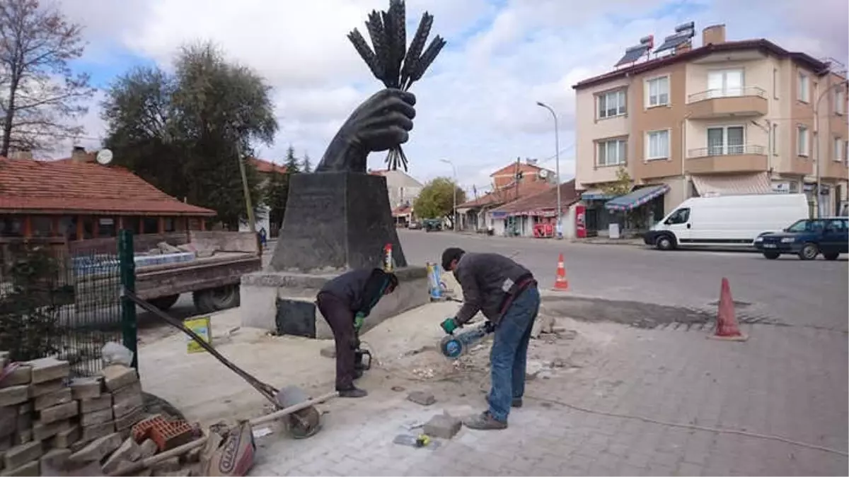 Aslanapa\'da \'El Üstünde Buğday Başakları Heykeli\' Bakıma Alındı