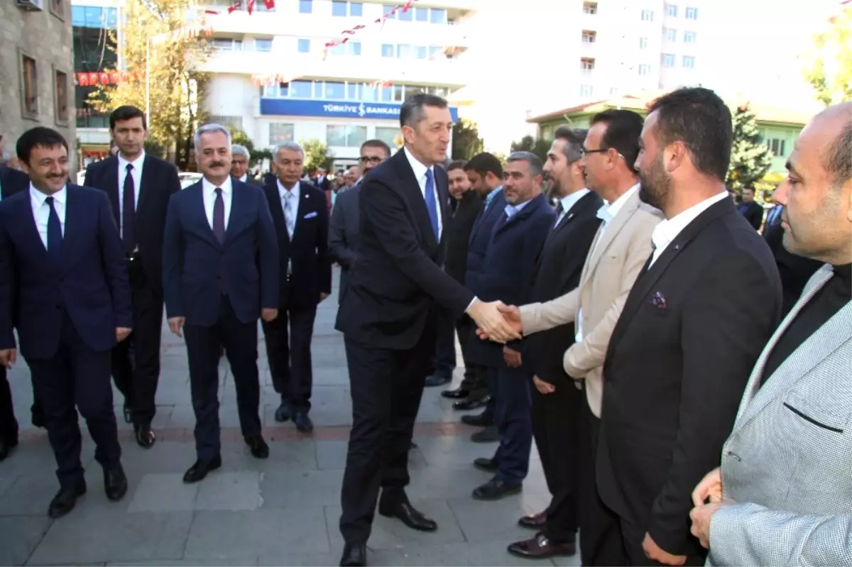 Bakan Selçuk: "Eğitime Türkiye\'nin En Büyük Çözümü Olarak Bakıyoruz"