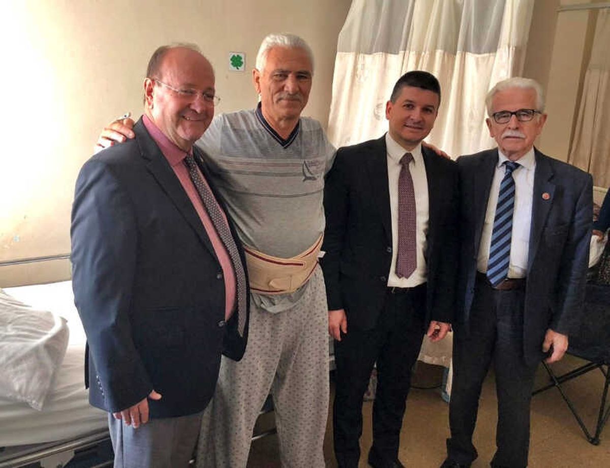 Başkan Özakcan\'dan Muhtar Aydemir\'e Geçmiş Olsun Ziyareti