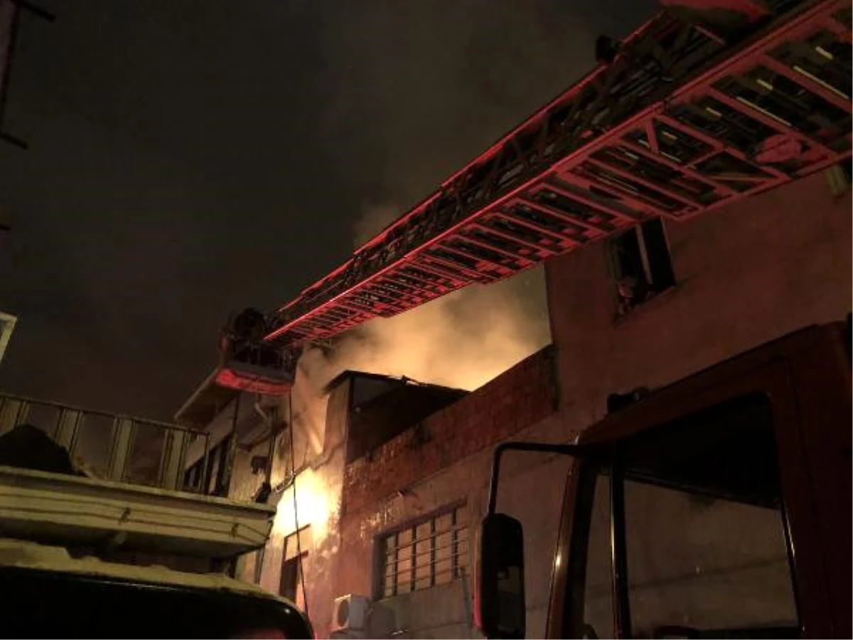 Bursa\'da Depo Olarak Kullanılan 2 Katlı Bina Yandı