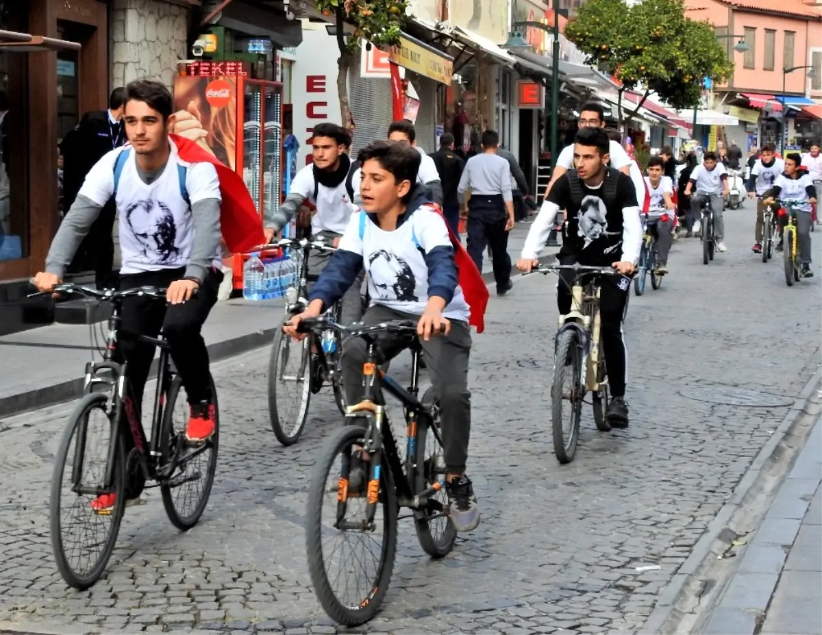 Çeşmeli Öğrenciler Atatürk Sevgisiyle Pedal Bastı