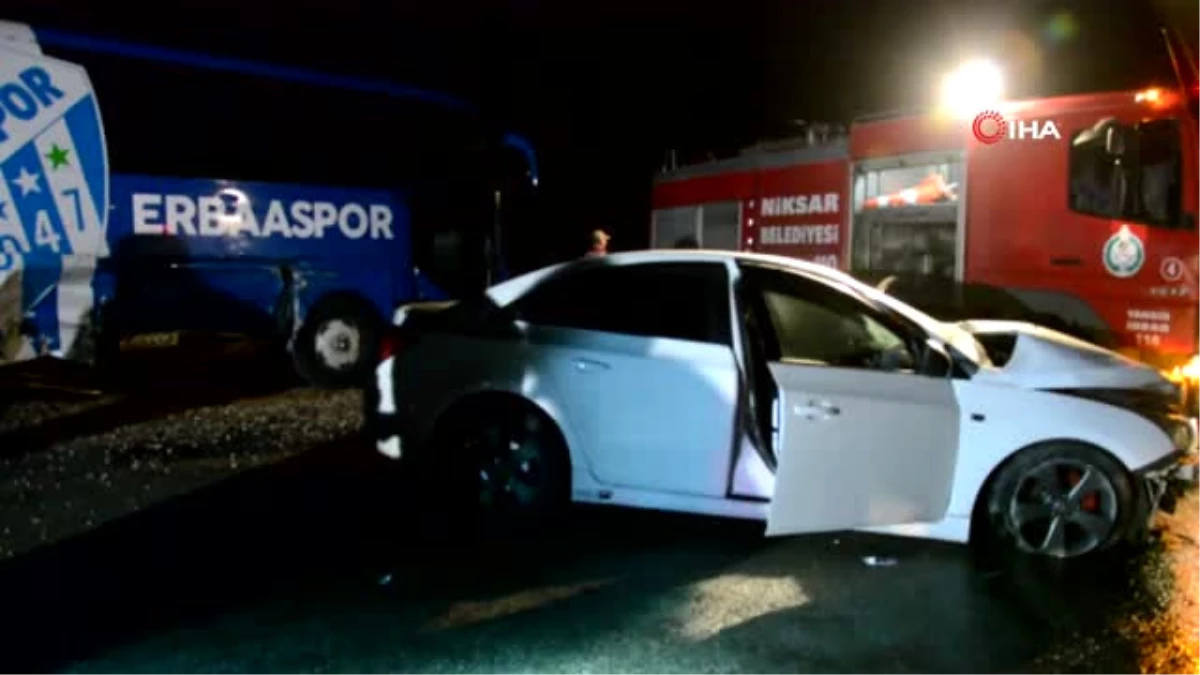 Erbaaspor\'a Ait Yolcu Otobüsüyle İki Araç Çarpıştı: 1 Ölü, 3 Yaralı
