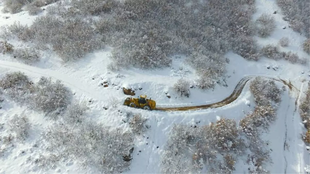 Erzincan\'da Kardan Kapanan Köy Yolları Ulaşıma Açılıyor