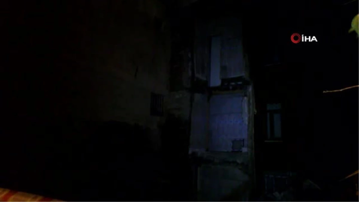 Fatih Samatya\'da Bir Bina Çökme Riski Nedeniyle Boşaltıldı