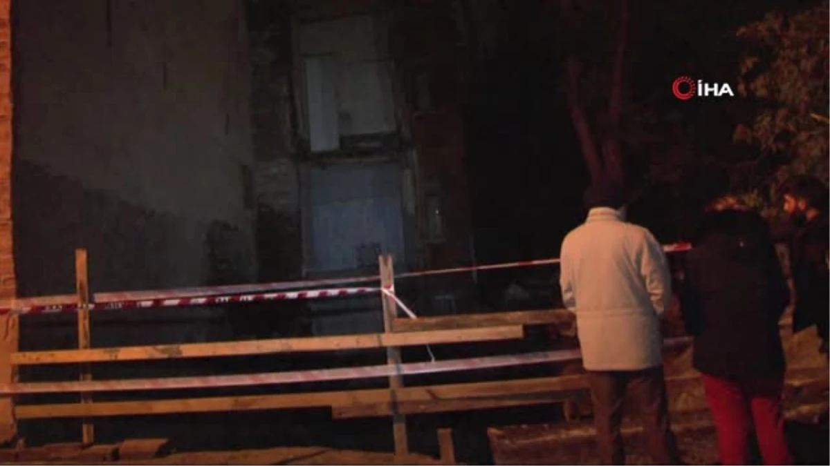 Fatih Samatya\'da Bir Bina Çökme Riski Nedeniyle Boşaltıldı