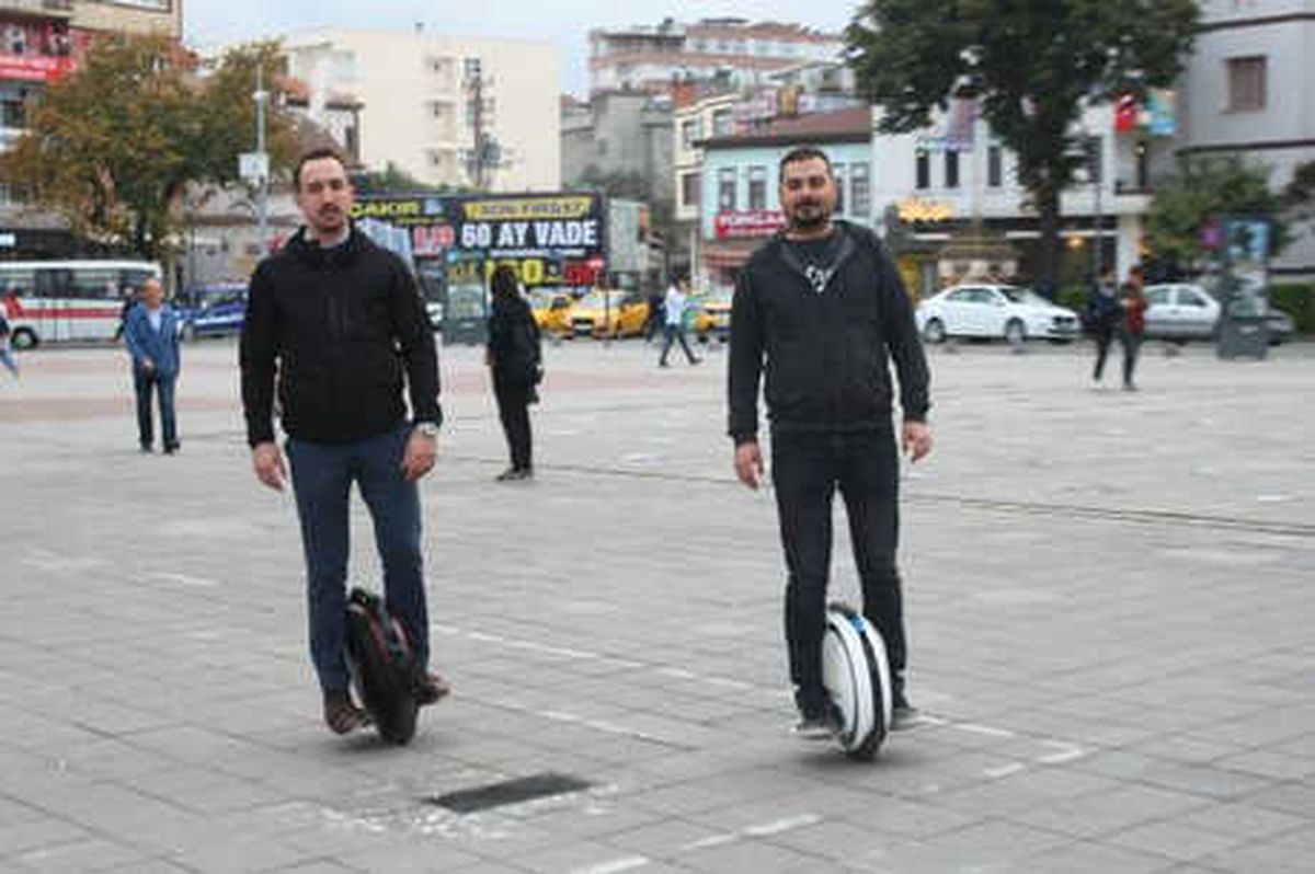 Her Yere \'Tek Teker\' Üstünde Gidiyorlar